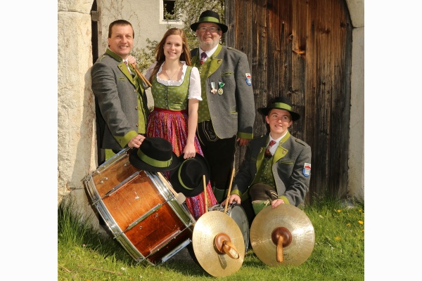 Schlagzeug: Edi Pitzer jun. (links), Marion Holzer, Walter Stücklschweiger, Dominik Pitzer, Josef Stocker (nicht am Bild)