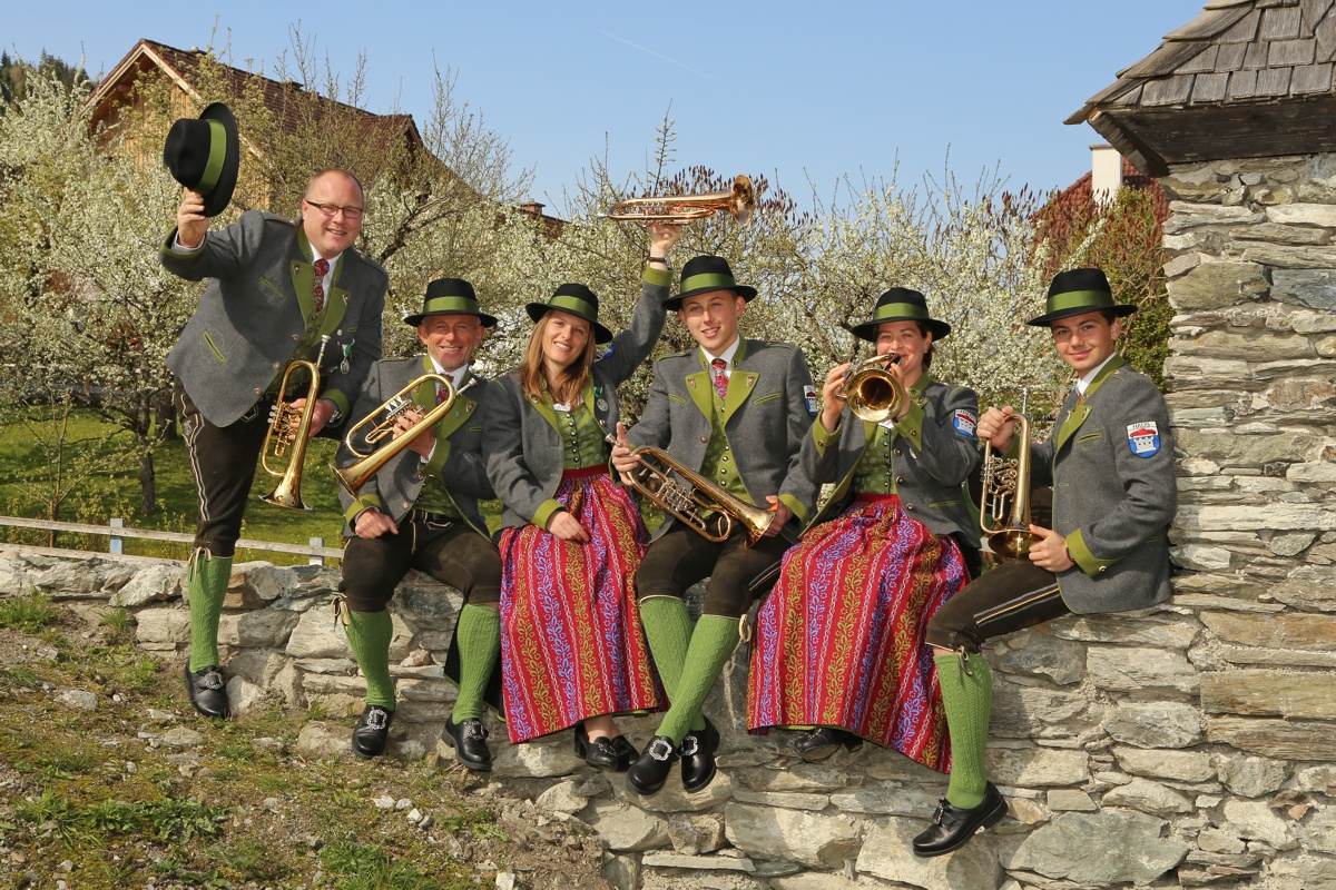 Flügelhorn: Georg Danklmaier (links), Mathias Stieg, Doris Mitterwallner, Manuel Stieg, Barbara Thöringer, Seppi Moosbrugger