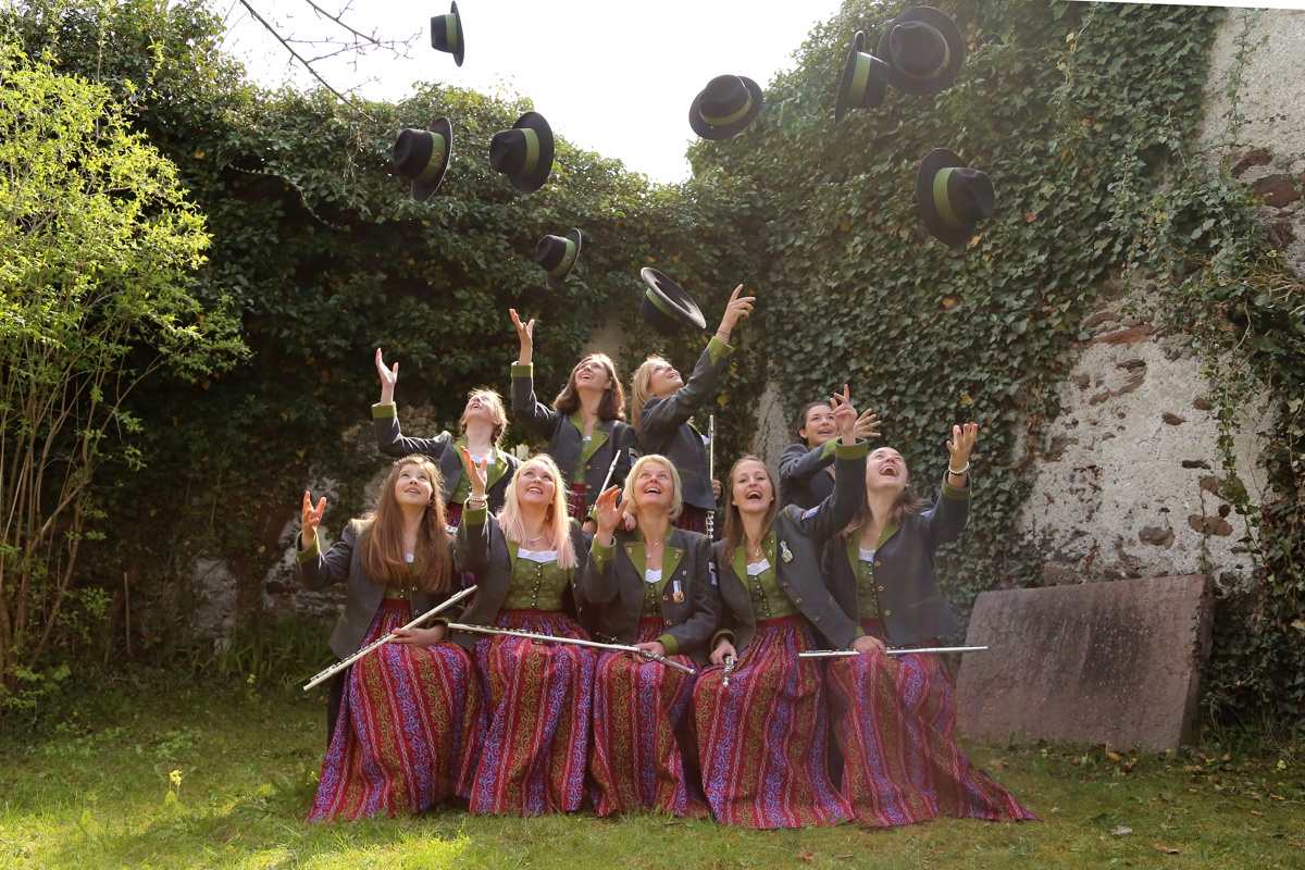 Querflöte: Julia Fuchs (links hinten), Viktoria Sprunk, Maria Fuchs, Celine Fuchs, <br />Elisa Moosbrugger (links vorne), Melanie Stadelmann, Brigitte Moosbrugger, Maria Pretscherer, Eva Maurer, <br />Julia Wedl (nicht am Bild), Renate Moosbrugger (nicht am Bild)