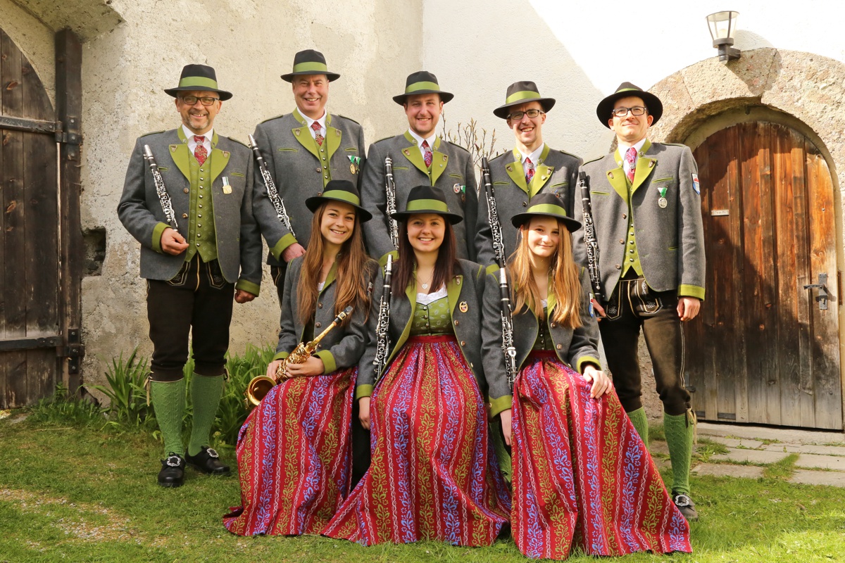 Klarinette & Saxophon. Erich Moosbrugger (links), Anton Schwab, Christoph Schwab, Anton Schwab jun., Reinhard Moosbrugger, Anna Maurer, Daniela Moosbrugger, Jasmin Mandl, Johanna Stiegler (nicht am Bild)